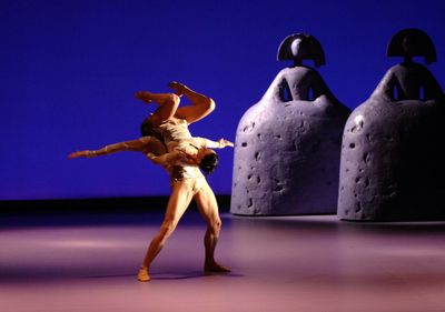 des danseurs lors d'un spectacle de danse devant un fond bleu