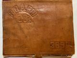 un livre en cuir marron sur lequel figure un logo