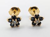 une paire de boucles d'oreilles en diamant bleu et blanc posées sur une surface blanche