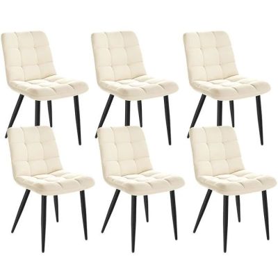 quatre chaises aux pieds noirs et à l'assise rembourrée blanche