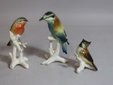 trois figurines d'oiseaux assis l'un sur l'autre