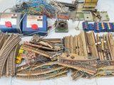 une table sur laquelle se trouvent un tas de voies ferrées et de câbles
