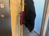 un porte-manteau dans un coin de la pièce