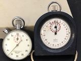 deux horloges placées l'une à côté de l'autre sur une table