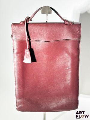 un sac rouge exposé sur un présentoir