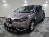 la voiture grise est garée dans le garage sur le sol en damier