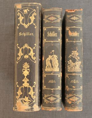 deux vieux livres posés sur une table l'un à côté de l'autre