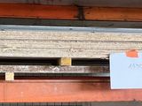 de nombreux types différents de barres d'acier dans un entrepôt