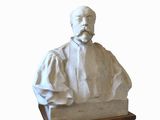une statue représentant un homme assis sur une table