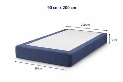 les dimensions d'un cadre de lit avec un matelas posé dessus