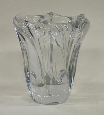 Maison DAUM. Vase tulipe en cristal, signé à la base.