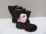une paire de bottes marron pour enfants, avec une étiquette dessus