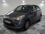 la petite voiture est garée dans le garage sur le sol en damier