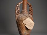 un vase marron muni d'une étiquette, posé sur une table