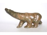 sculpture en bronze représentant un ours polaire sur fond blanc
