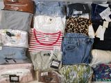 une valise remplie de vêtements et d'autres objets