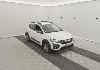 une voiture blanche garée dans un garage