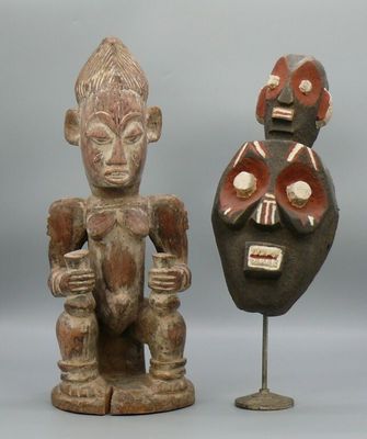 Statuette en bois lourd blanchi figurant un personnage fémin…