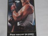 L'affiche du film « Le Contrat » est accrochée au mur.