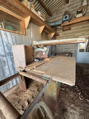 une table en bois au milieu d'une pièce
