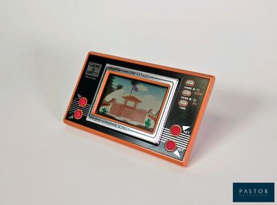 une petite console de jeux orange sur laquelle figure une image