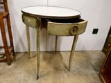 une petite table avec un tiroir dans une pièce
