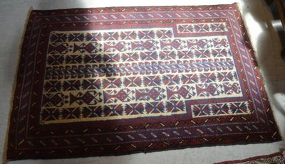 un tapis posé par terre à côté d'une chaise