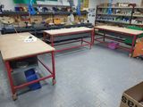 une pièce où se trouvent de nombreux établis et tables de travail