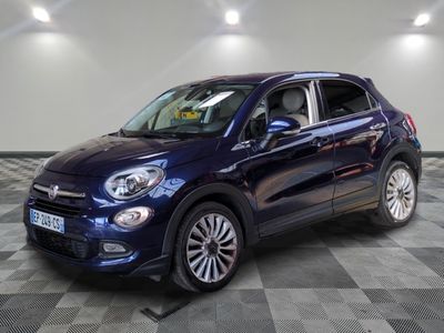 Le SUV Fiat bleu est garé dans une grande pièce.