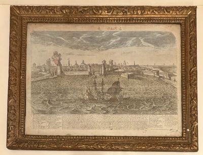 tableau représentant une vue d'un port avec des bateaux sur l'eau et des personnes sur le rivage