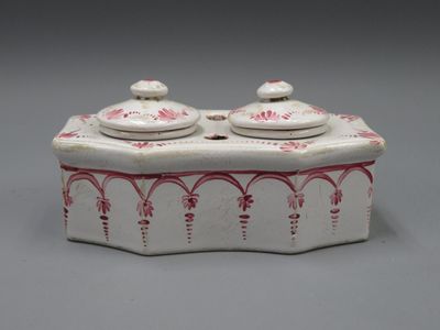 une boîte blanche et rouge munie de deux couvercles