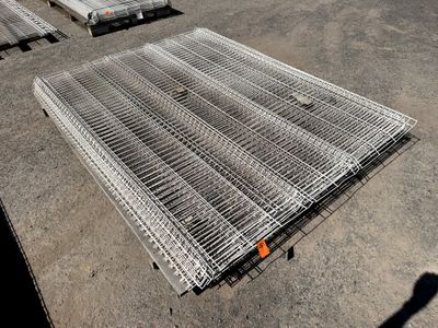 une cage métallique posée au sol à côté d'un camion