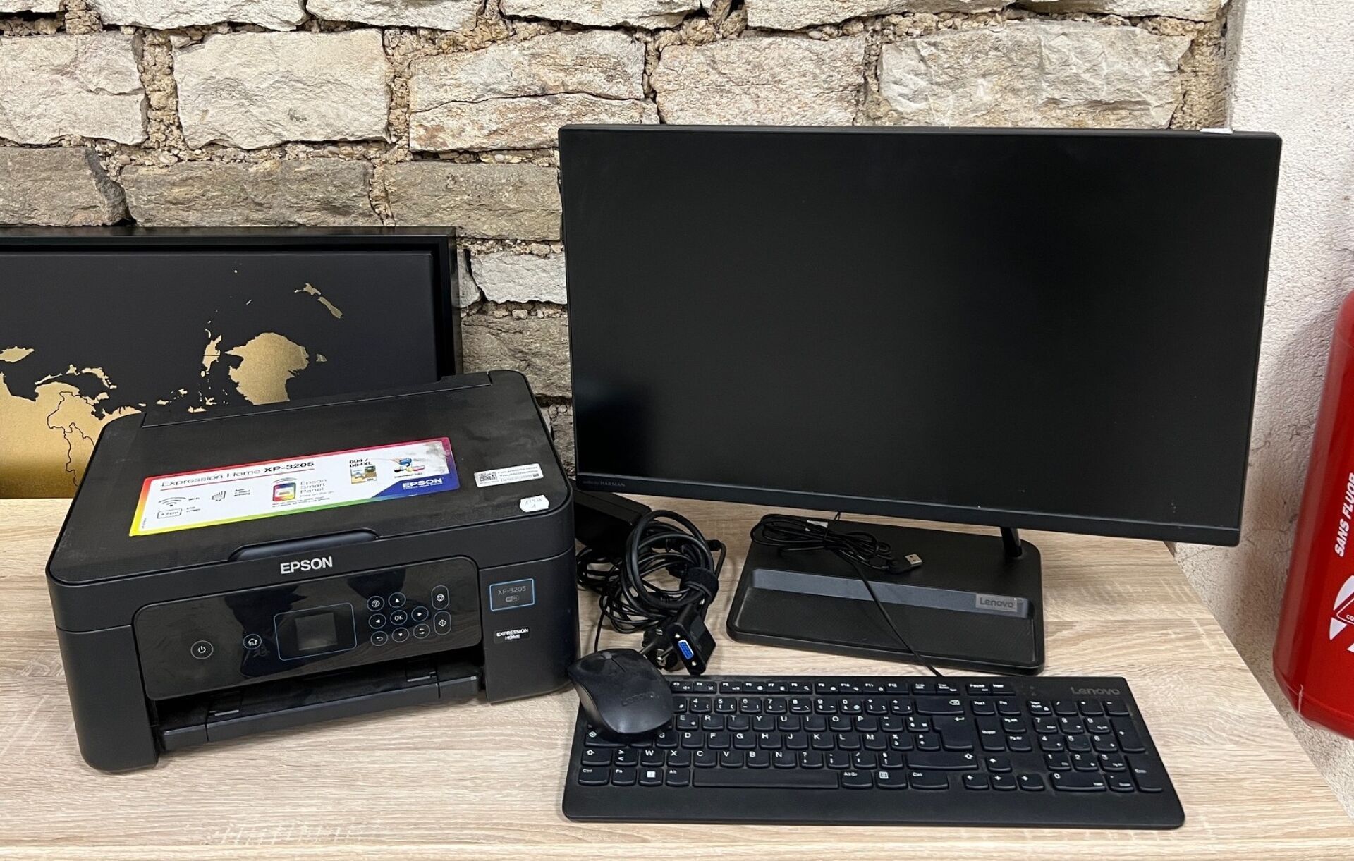ORDINATEUR tout en un LENOVO type F0FX de 2022 et imprimante…
