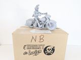 statue représentant un homme à moto, placée dans une boîte sur laquelle est représenté un crâne