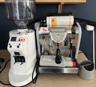 une machine à café posée sur une table