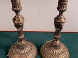 deux bougies posées sur une table verte
