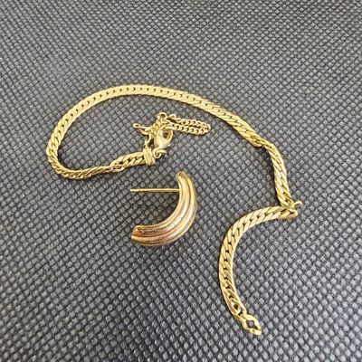 un collier en or orné d'un pendentif en forme de croissant