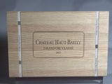 une boîte en bois sur laquelle est collée une étiquette portant l'inscription « Château Hau - Ball »