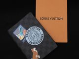 étui à passeport Louis Vuitton orné d'un chien