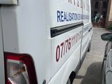 une camionnette blanche garée à côté d'un immeuble