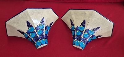deux fleurs bleues peintes sur le côté de deux parapluies