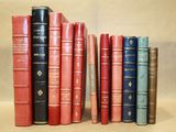 les livres sont alignés en rangée sur une étagère