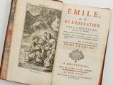 un vieux livre sur lequel figure l'image d'un homme et d'une femme