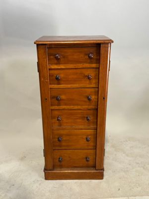 une commode en bois comportant quatre tiroirs de chaque côté