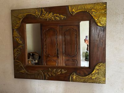 un miroir accroché au mur au-dessus d'un lavabo