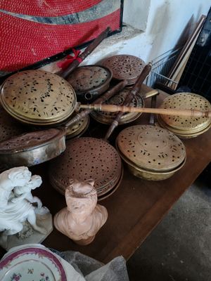une table en bois sur laquelle sont posés de nombreux objets différents
