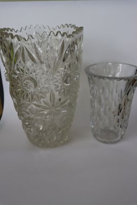 un vase en verre et un verre posés sur une table