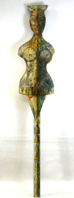 un grand poteau métallique surmonté d'un vase
