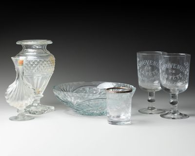 un grand nombre d'objets en verre posés sur une table