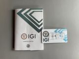 un paquet de cigarettes et un briquet posés sur une table